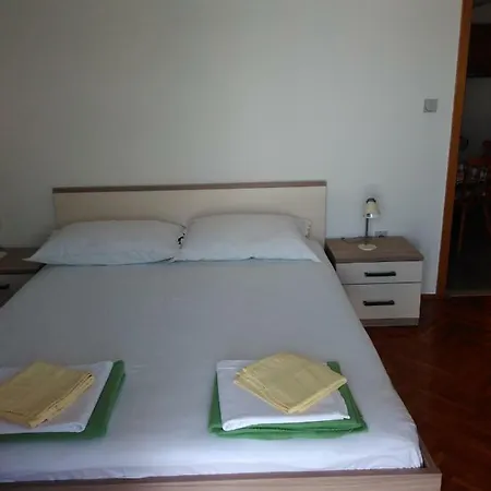 Nely Apartman *