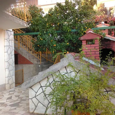Nely Apartman *